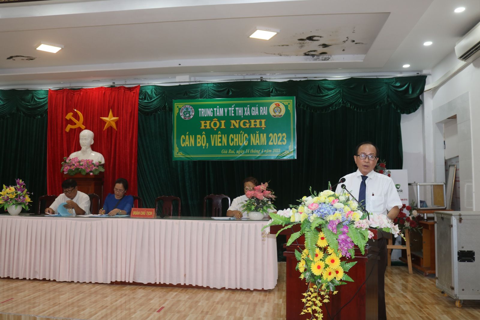 Bác sĩ CKII. Huỳnh Văn Dũng, Giám đốc TTYT phát biểu khai mạc hội nghị