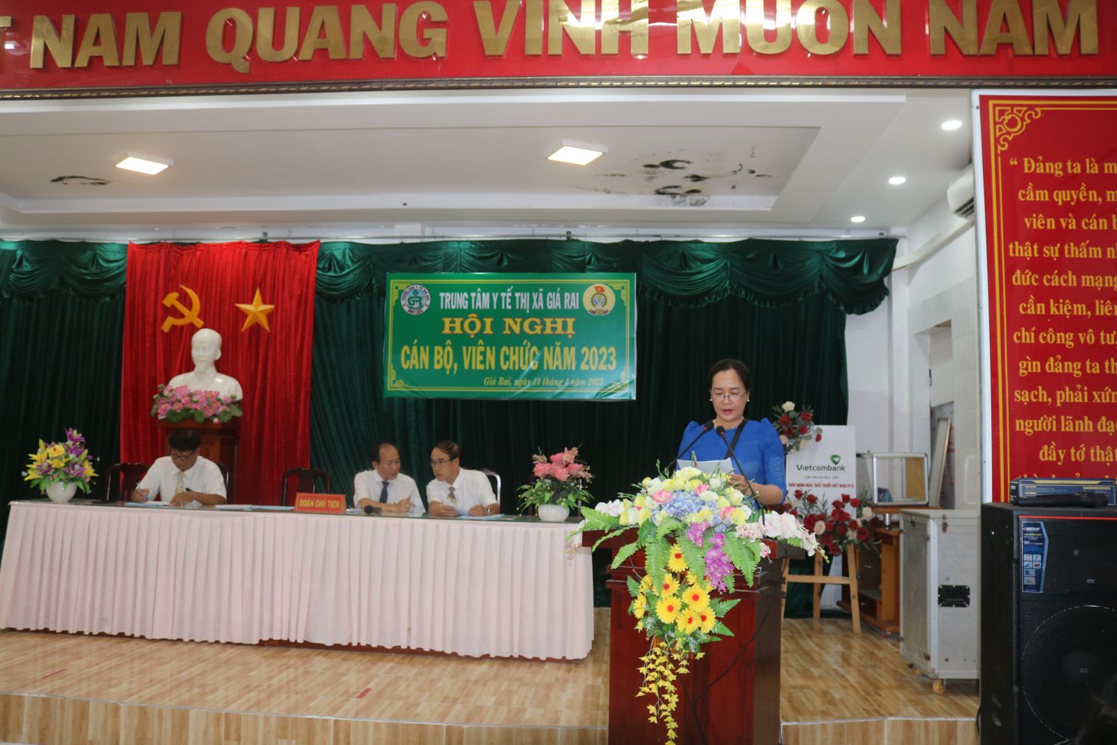 Bác sĩ CKII. Nguyễn Thị Sứ PGĐ báo cáo hoạt động năm 2022 và kế hoạch năm 2023.